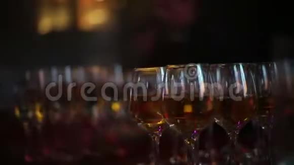 背景夜总会里的桌子上摆着一杯白葡萄酒柔和的焦点在酒保模糊的背景下视频的预览图