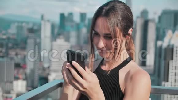 商务繁忙的女孩在摩天大楼的背景下打电话4k视频的预览图