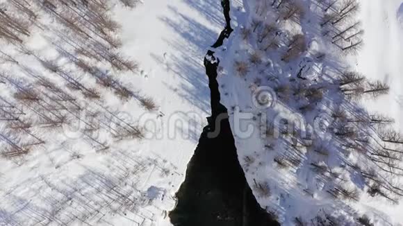在阳光明媚的冬日俯瞰雪蓝的阿尔卑斯湖欧洲阿尔卑斯山户外设施4k无人机视频的预览图