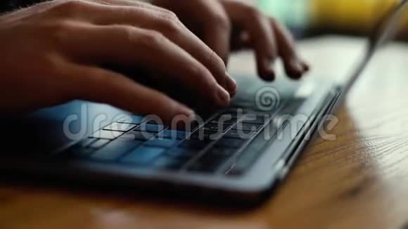男人的手开始黑色笔记本键盘打字视频的预览图