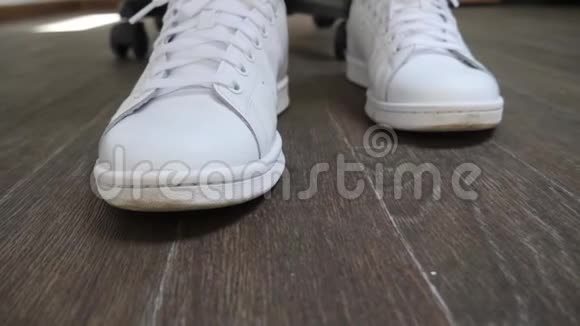 清洁皮鞋白鞋视频的预览图