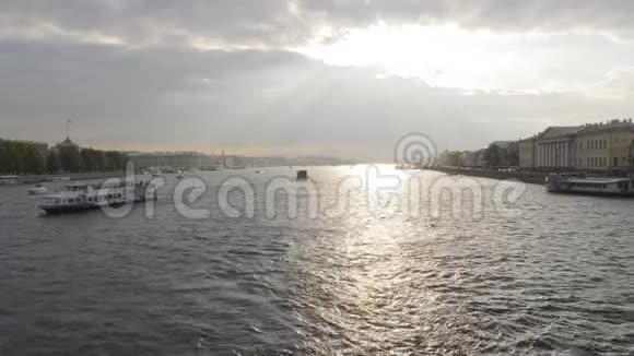 美丽的风景与涅瓦河在圣彼得堡阳光明媚的白天静态拍摄视频的预览图
