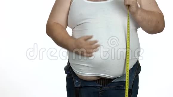 胖子摸着他胖的肚子视频的预览图