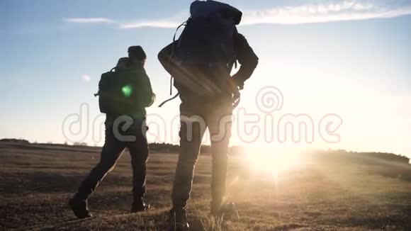 两名游客带着双肩背包在夕阳的照耀下慢步走着走着生活方式视频的预览图