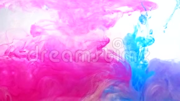 染料混合运动洋红粉蓝色流动蒸汽视频的预览图