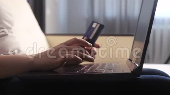 女孩制作生活方式网上销售购物概念与数字平板电脑黑发女人躺在沙发上看网上商店视频的预览图