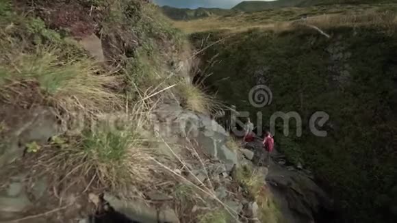 游客穿过迷人的流动形状的墙壁峡谷探险者探索侵蚀砂岩岩石视频的预览图