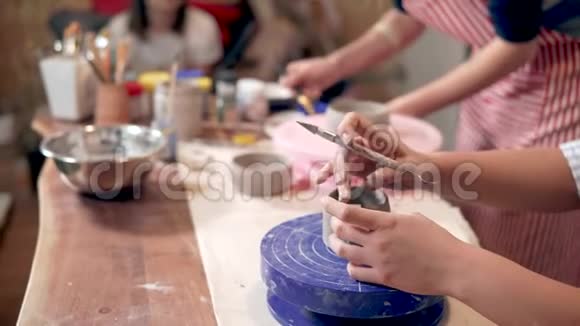 初级陶工创意班视频的预览图
