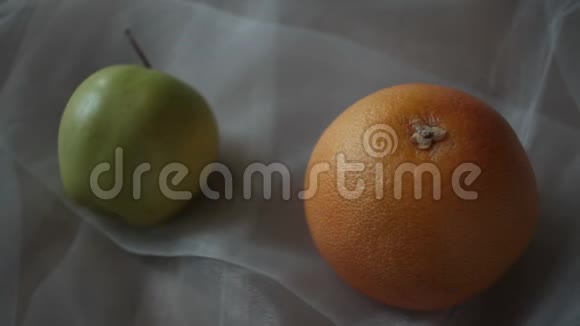 橙色和苹果特写视频的预览图