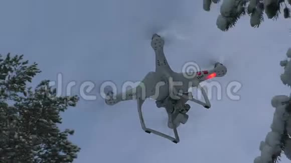 四架直升机在蓝天上飞得很高视频的预览图