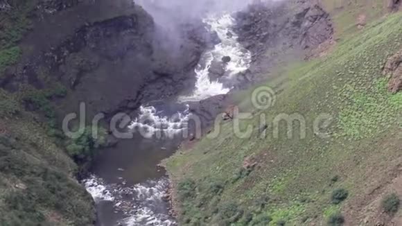 马列特苏尼安瀑布细节从普列奇游泳池到溪流视频的预览图