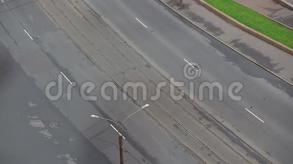 城市道路的俯视图汽车向两个方向移动视频的预览图