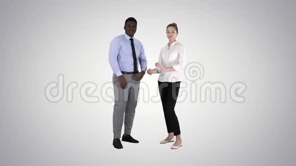 国际商务人士站在梯度背景上双臂交叉视频的预览图