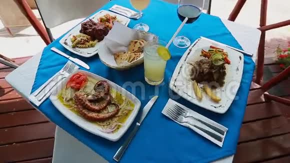 希腊餐厅提供三份服务和饮料视频的预览图