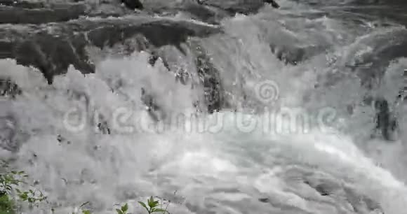 罗格瀑布罗斯基斯拉普克尔卡自然公园靠近西贝尼克在达马尔提亚慢动作视频的预览图