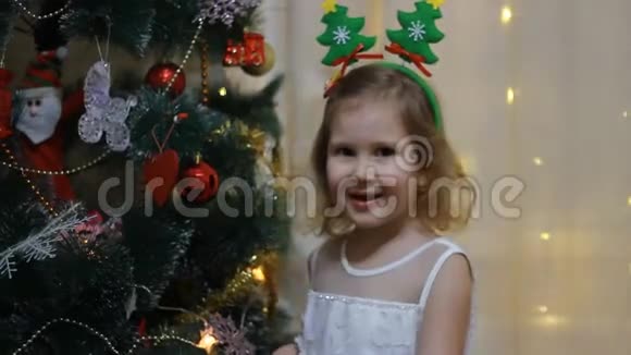 小女孩期待圣诞老人和圣诞礼物新年和圣诞树视频的预览图