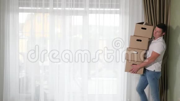 男人带着大箱子带着东西到新房子视频的预览图