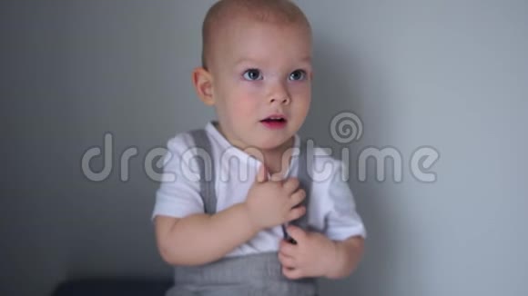 一个两岁的蓝眼睛男孩的肖像孩子尖叫着什么孩子情绪幼儿穿着视频的预览图