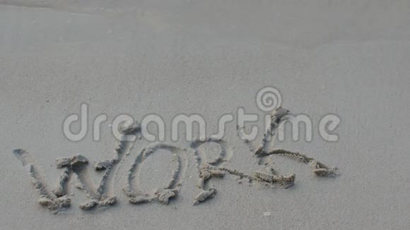 工作这个词在沙滩上洗去波浪度假的概念视频的预览图