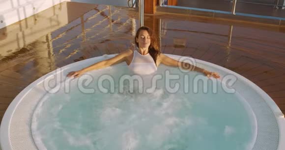 穿比基尼在热水浴缸里的年轻女人理念冷场放松休闲时光视频的预览图