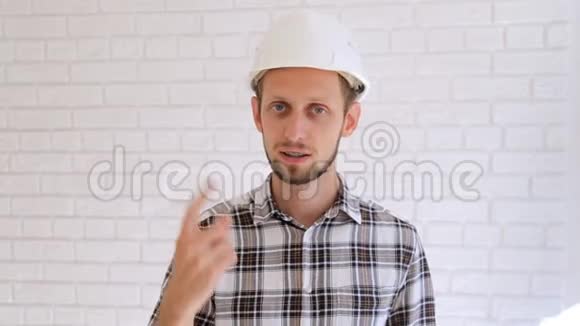 工程师在白色硬帽计数从0到5手势可以视频的预览图