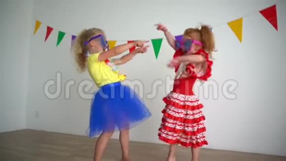 可爱的红头发和金发女孩与巨大的彩色眼镜和服装sim视频的预览图