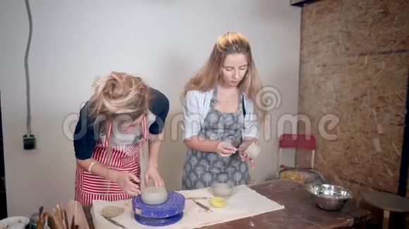 两名年轻妇女正在制作陶制餐具视频的预览图