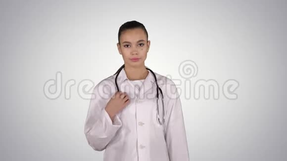治疗师医生女人直接在梯度背景下视频的预览图