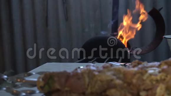 在烤肉上腌制猪肉视频的预览图