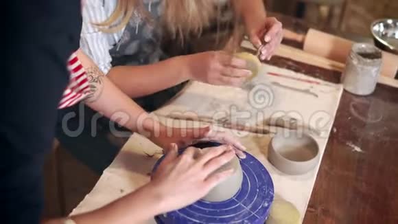 女孩积极从事粘土制品视频的预览图