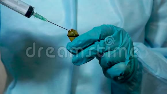 外科医生用注射器从安瓿中提取溶液视频的预览图