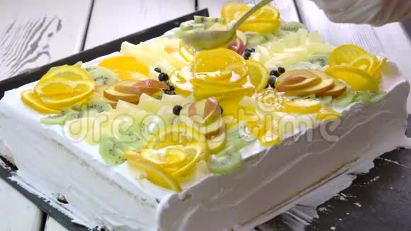 用各种水果装饰的白色蛋糕视频的预览图
