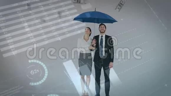 商务夫妇在下雨时撑伞视频的预览图