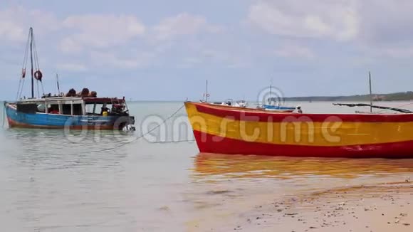 莫桑比克巴扎鲁托海岸的船只视频的预览图
