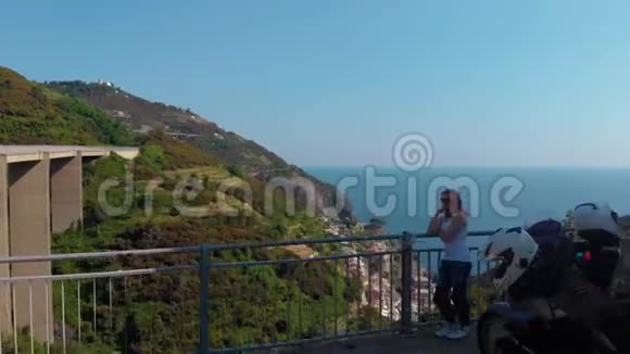 从Riomaggiore远处的鸟瞰图悬崖边上的房子有船的海湾葡萄和橄榄的种植LaS视频的预览图