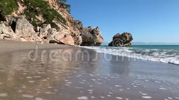美丽的沙滩靠近悬崖视频的预览图