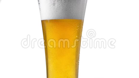 在玻璃中加入气泡泡沫的啤酒用于正面视图的背景波浪曲线纹理泡沫饮酒视频的预览图