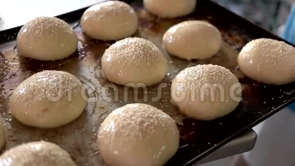 烤箱托盘上的新鲜未烤面包卷视频的预览图
