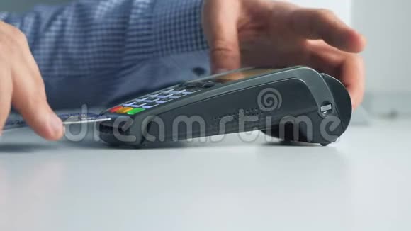 信用卡支付商品和服务的买卖商店里的信用卡人付读卡器钱视频的预览图