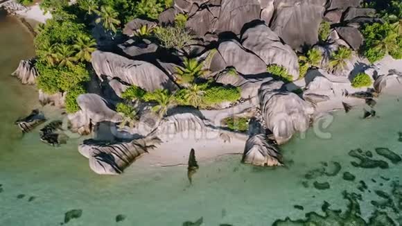 空中盘旋下降的镜头著名的Anse源d阿根廷热带海滩在晴天明亮的光线浅泻湖视频的预览图