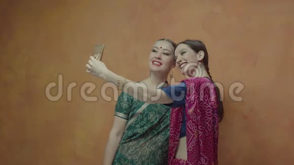 印度风格的女性朋友摆姿势自拍镜头视频的预览图