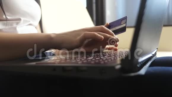 女孩制作生活方式网上销售购物概念与笔记本电脑数字平板电脑黑发女人躺在沙发上看着商店视频的预览图
