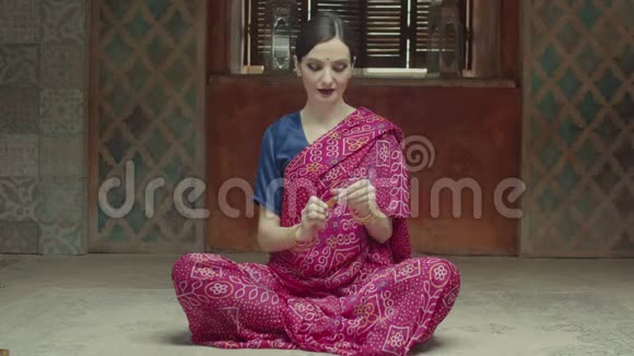 印度撒里的美女用油香水视频的预览图