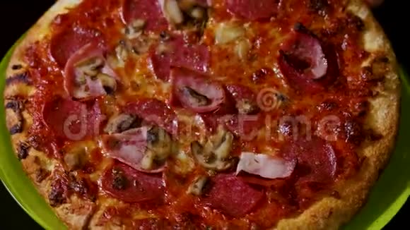 用厨房剪刀切比萨饼的特写镜头餐饮概念视频的预览图
