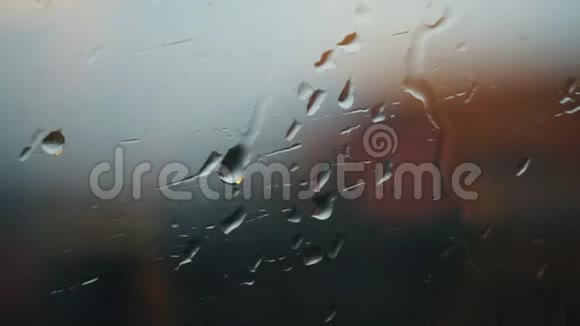 火车车窗上的雨滴视频的预览图