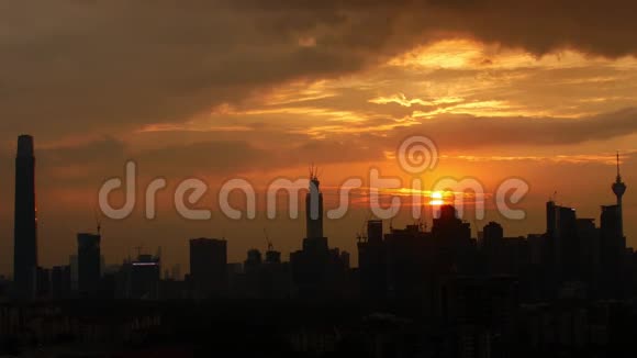 日落于摩天大楼的大都市史诗般的视频视频的预览图