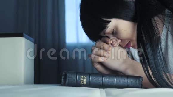 在睡前祈祷的女孩宗教观念晚年生活方式祈祷信众女黑发手视频的预览图