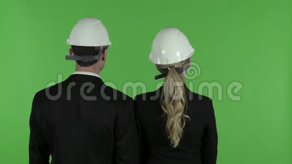 男性和女性建筑工程师的后视图Chroma键视频的预览图