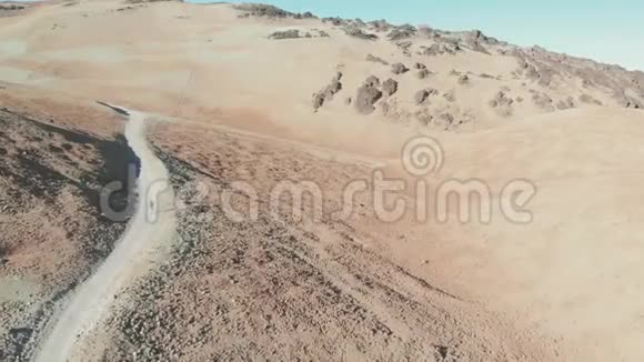 空中景观一个年轻人徒步穿越沙漠泰德国家公园特内里费去火山视频的预览图