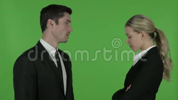愤怒的男性职业骂女性职业Chroma键视频的预览图
